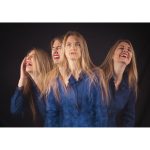 Une femmes montrant différents états émotionnels