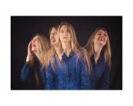 Une femmes montrant différents états émotionnels